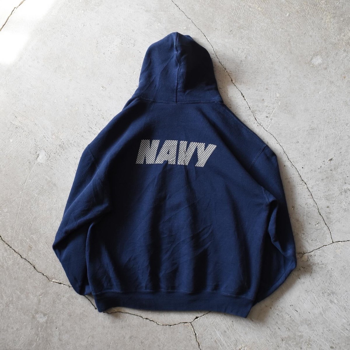 画像2: US.NAVY スウェットパーカー　 "MADE IN USA"　 表記L  (2)