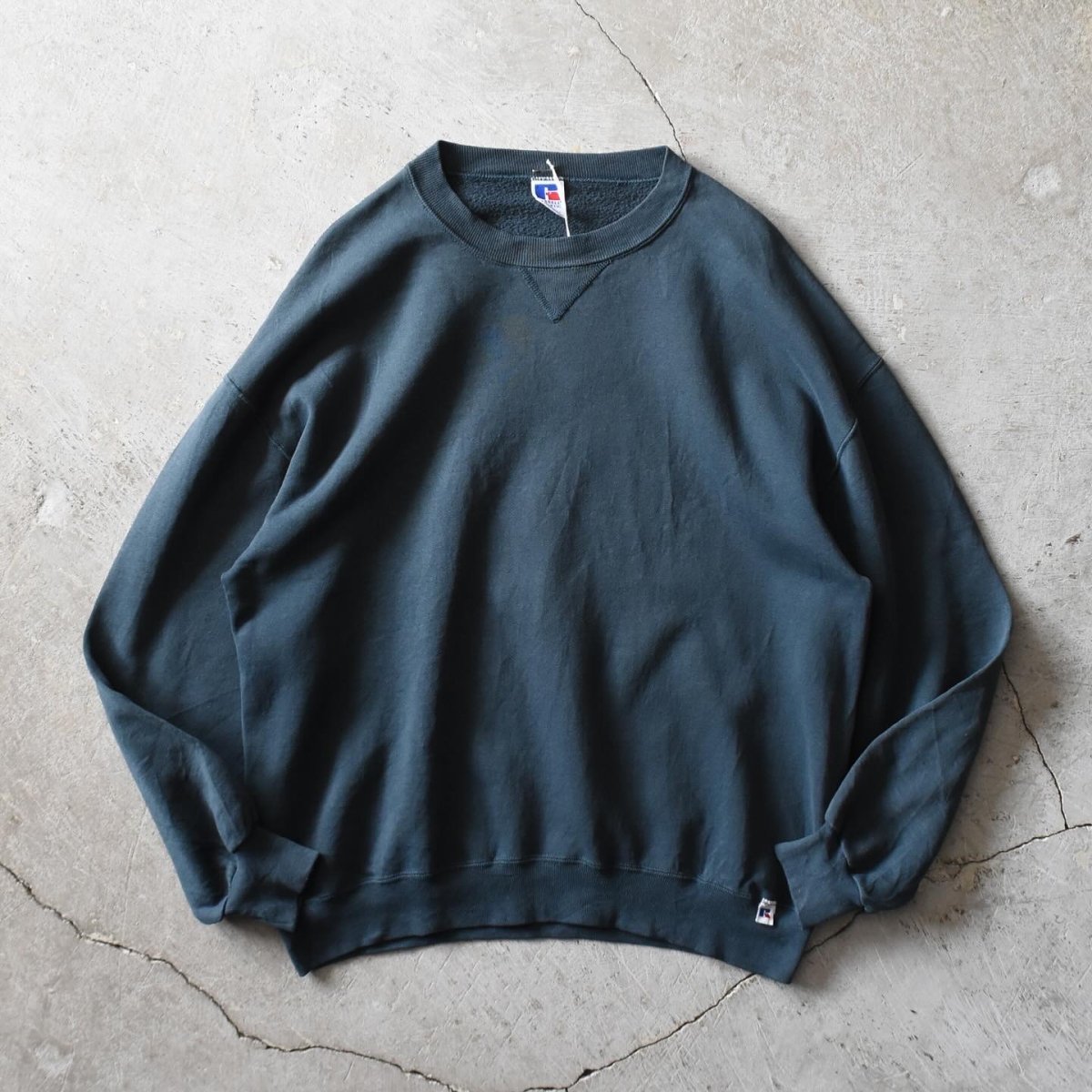 画像1: 1990s RUSSELL 前Vスウェット　 "MADE IN USA"　 表記XL  (1)