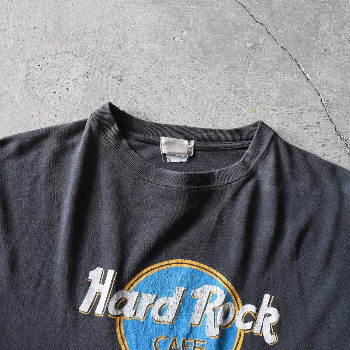 画像3: 1990s Hard Rock Cafe 香港Tシャツ　 "FADE BLACK"　 実寸L  (3)