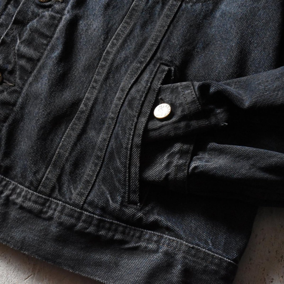 画像8: 1980s Lee "THE MOVIE CHANNEL" デニムジャケット　 "OVER-DYE BLACK"　 実寸L  (8)