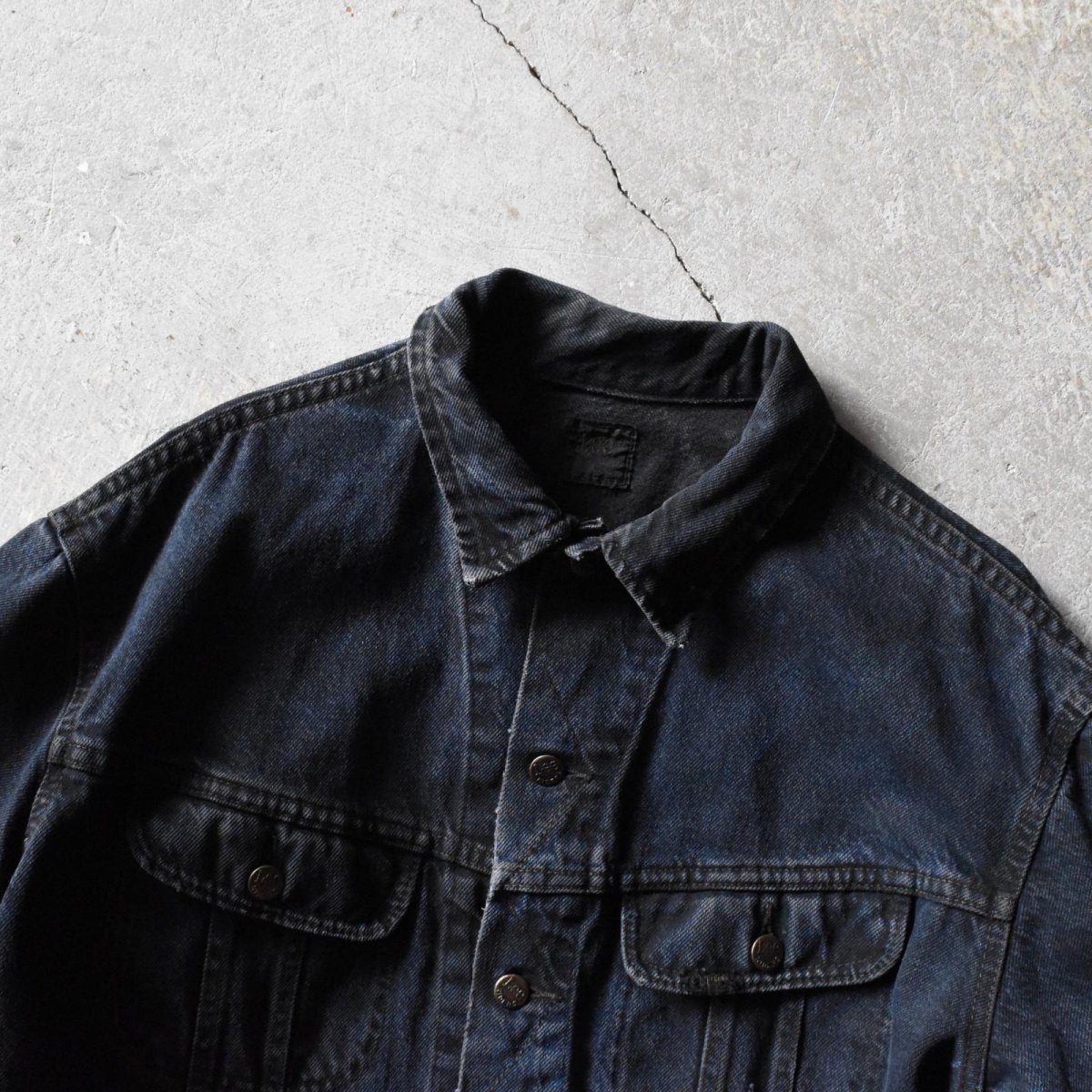 画像4: 1980s Lee "THE MOVIE CHANNEL" デニムジャケット　 "OVER-DYE BLACK"　 実寸L  (4)
