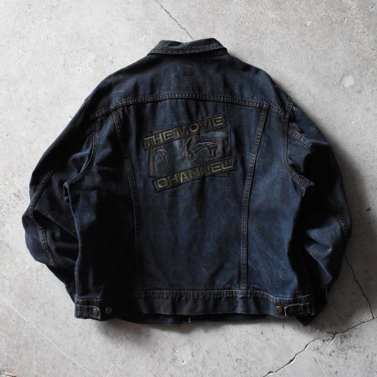 画像1: 1980s Lee "THE MOVIE CHANNEL" デニムジャケット　 "OVER-DYE BLACK"　 実寸L  (1)