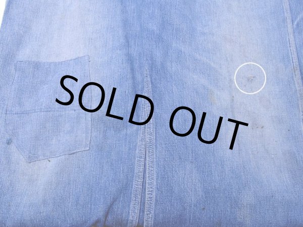 右膝のパッチリペアと左膝付近の生地の薄れとダメージ・両足の汚れ