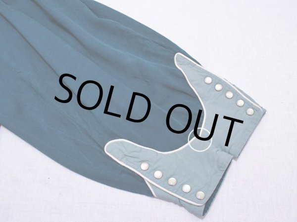 右袖口の小さな汚れ