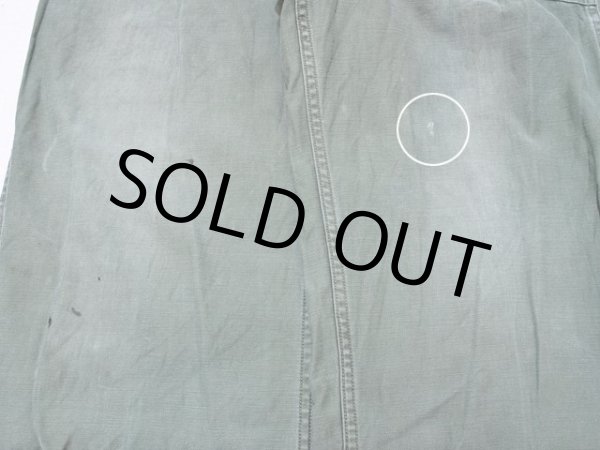 太ももの汚れと左太ももの傷