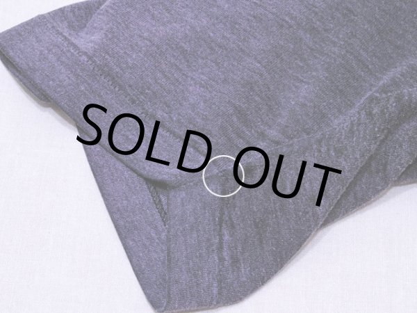 右袖口の小さなダメージ