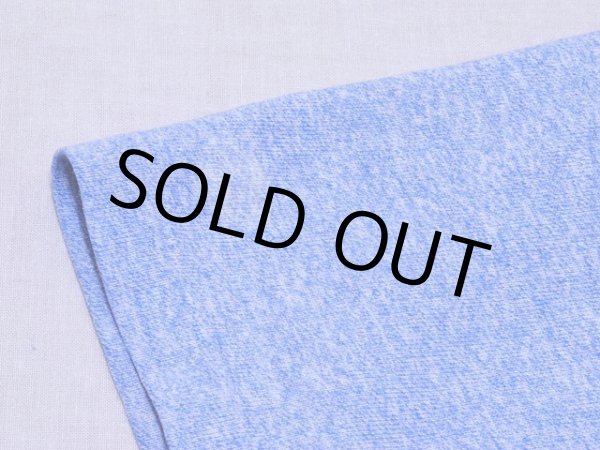 左袖口に本来付くロゴ(目玉)は取れております。