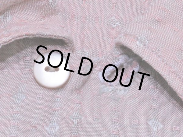 第一ボタンのボタンホールにホツレ