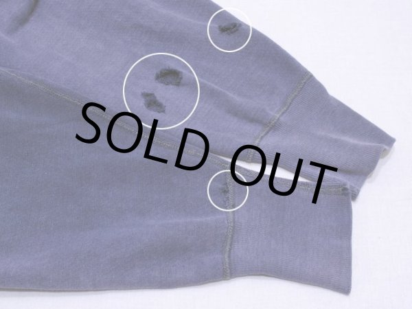 左袖に大きめのダメージ3箇所、右袖リブ付け根にダメージ