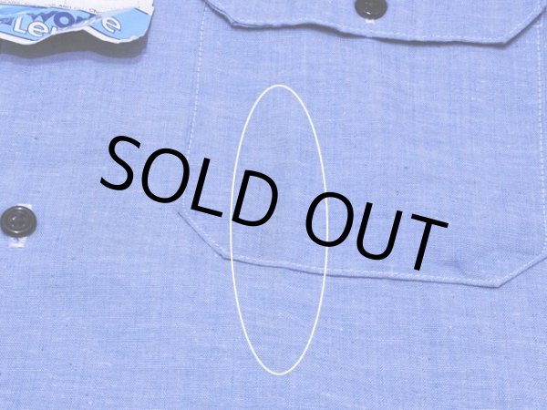 左胸ポケット付近に非常に薄らですが日焼けの様なものが確認できます。