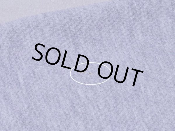 左袖に小さな汚れ。