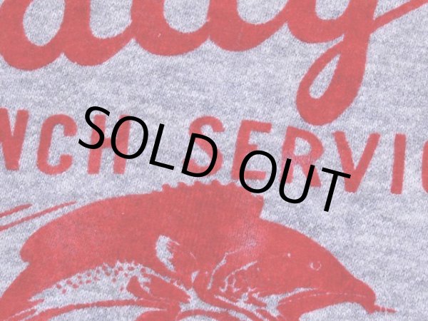 僅かなフロッキープリントの毛羽立ちの剥がれ。