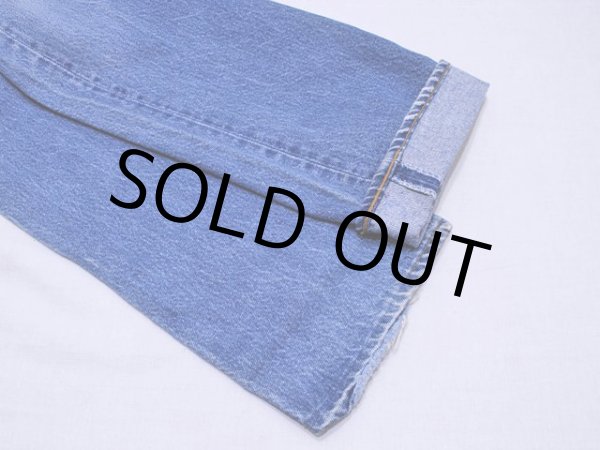 左足裾にステッチ抜けによるホツレ。