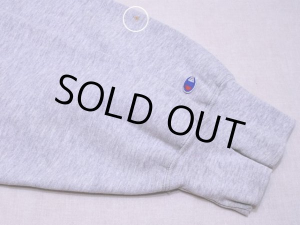 左袖に小さな汚れ。