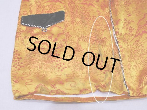 フロント裾に多少のシミ汚れ。