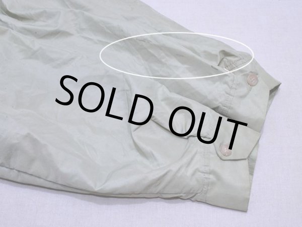 左袖口に多少の汚れ。