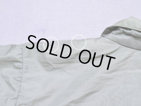 左肩に僅かな汚れ。