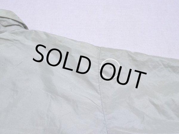 右袖付け根に僅かな汚れ。