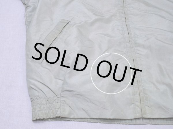 フロント裾に少々汚れ。