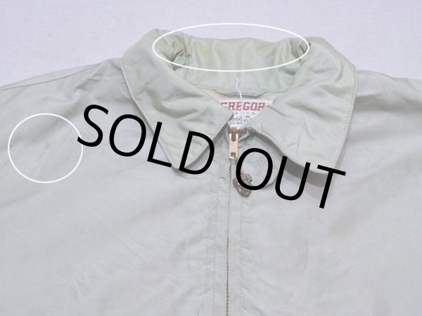 襟・右胸付近に薄ら汚れ。