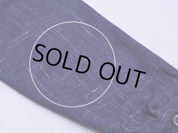 左袖に小さな虫食いが多数。