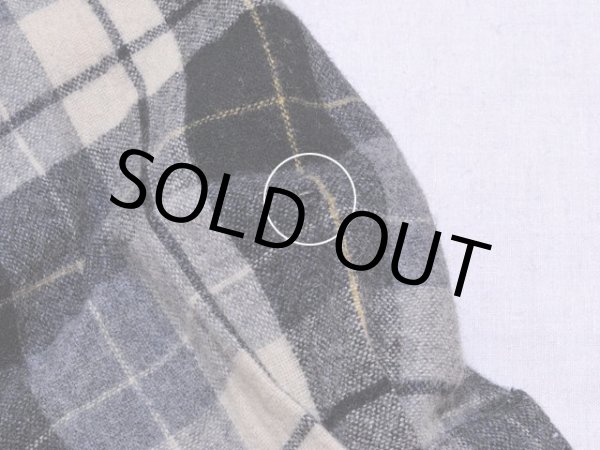 左袖口付近に少々虫食い。