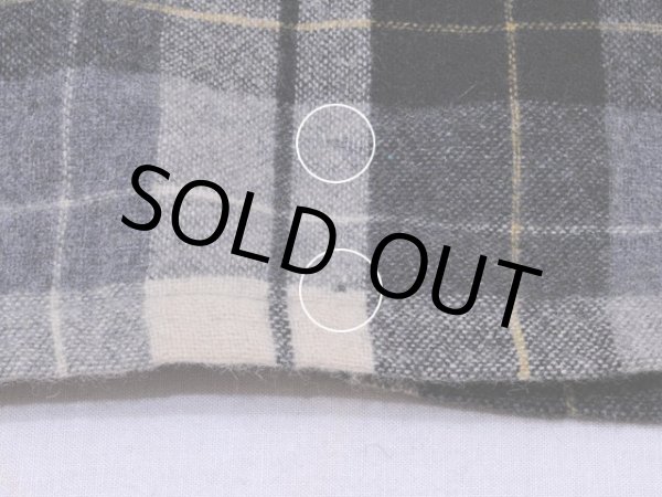 バック裾付近に少々虫食い。