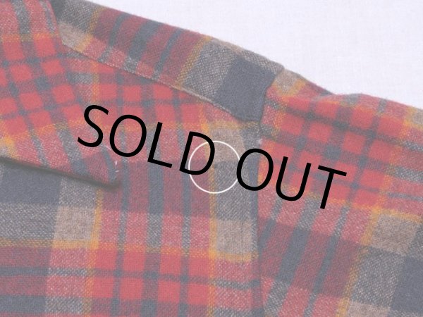 左肩付近に僅かな虫食い。