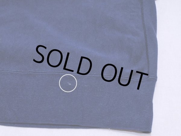 裾リブに小さな色落ちのようなもの。