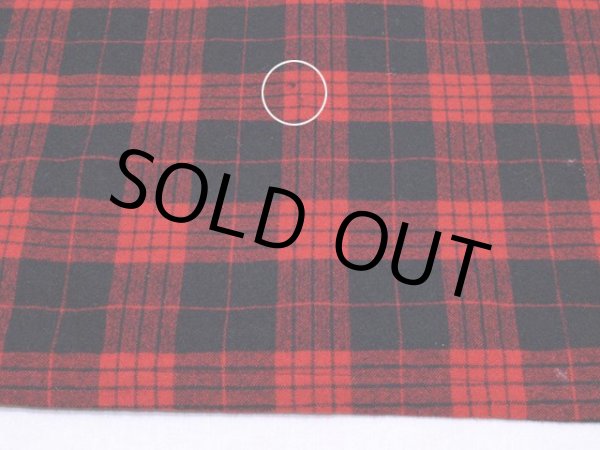 背中裾付近に小さな虫食い。