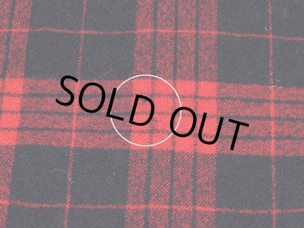 背中裾付近の虫食いのアップ画像。