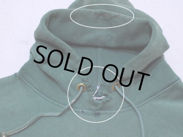 フードに汚れ、首元にダメージ。