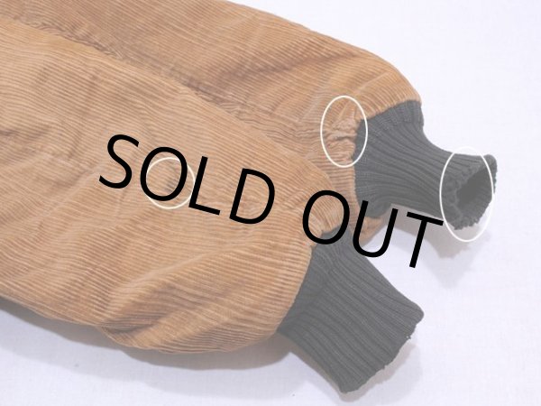 右袖に僅かな汚れ、左袖付け根とリブに少々ダメージ。