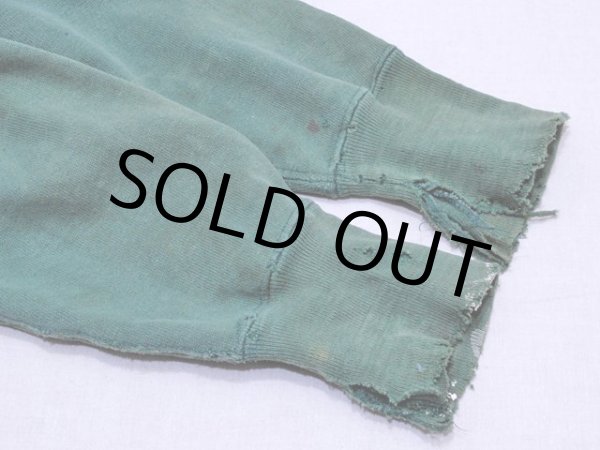 袖口・リブに汚れとダメージ。