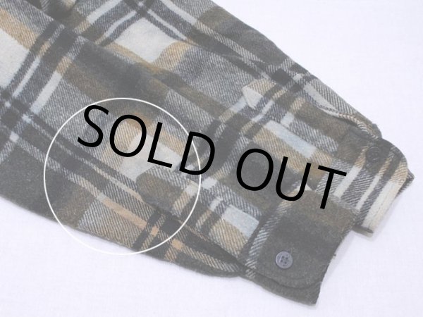 袖口にシミ汚れ。