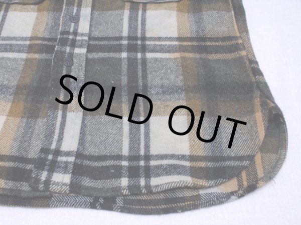 チェック配色ホワイト部分にシミ汚れ。