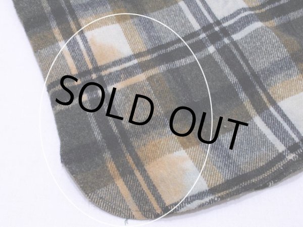 背中にシミ汚れ。