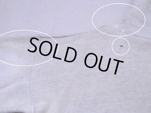 バック左袖付け根付近に薄ら汚れと色抜け、背中に少々ダメージ、フードに少々汚れ。