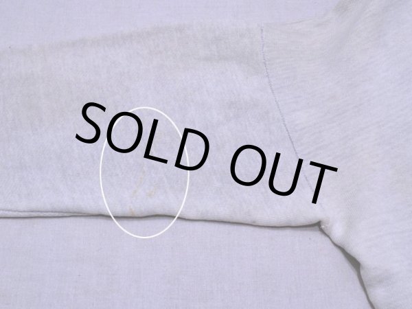 右袖に薄ら汚れ。