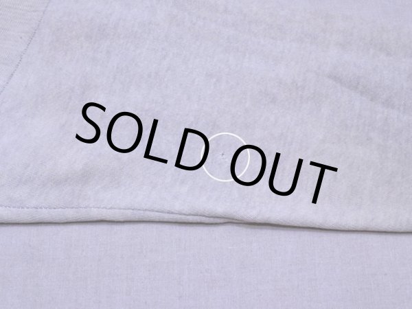 右袖に小さなダメージ。