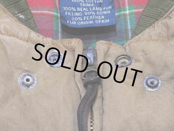 ボタンのサビと首周りに少々汚れ。