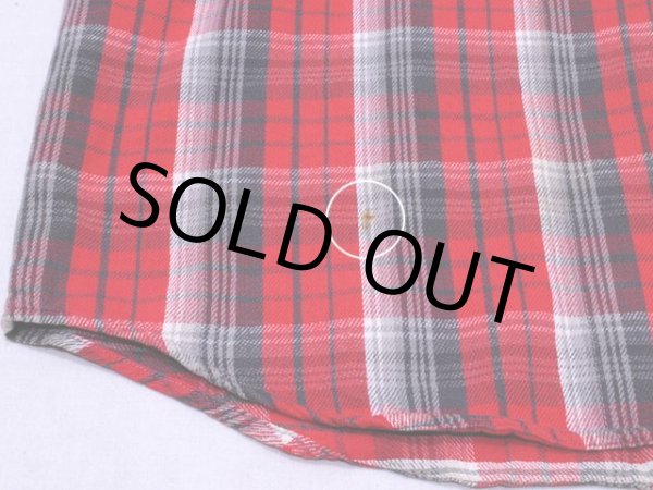 背中裾付近に僅かな汚れ。