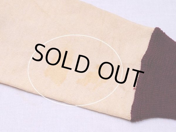 左袖にシミ汚れ。