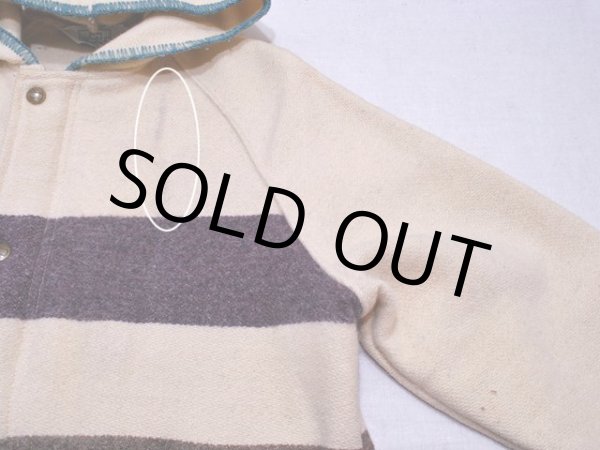 左胸付近に薄ら汚れ。