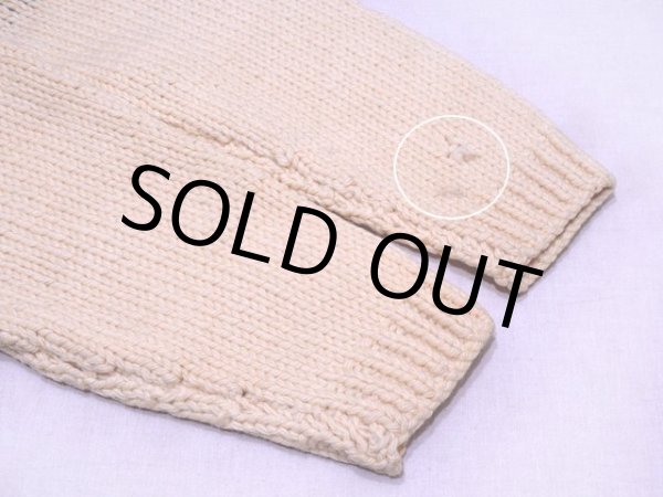 左袖口に僅かな汚れとホツレ。