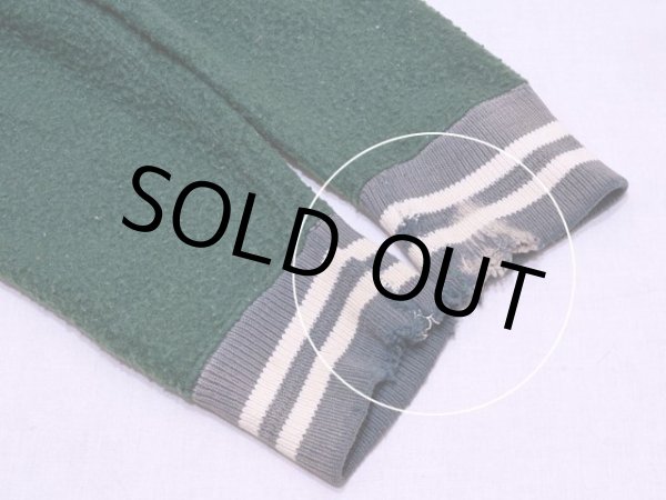 袖リブにダメージとブリーチ跡。