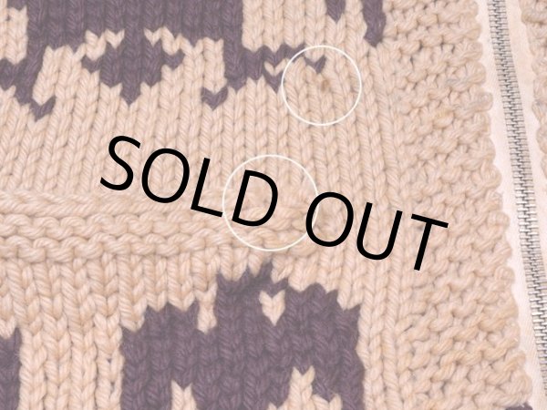 右裾ポケットに少々ダメージ・お腹付近に僅かな汚れ。