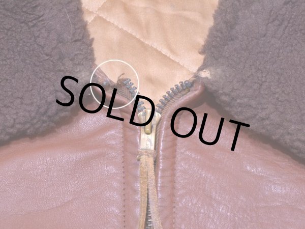 ジップ上部にダメージ。