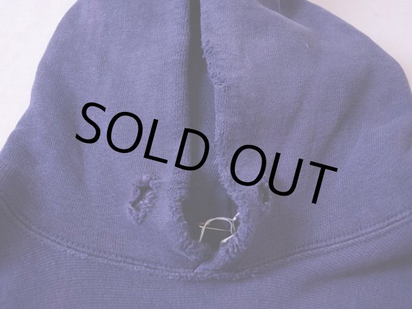 ハトメの欠損と首周りのダメージ。