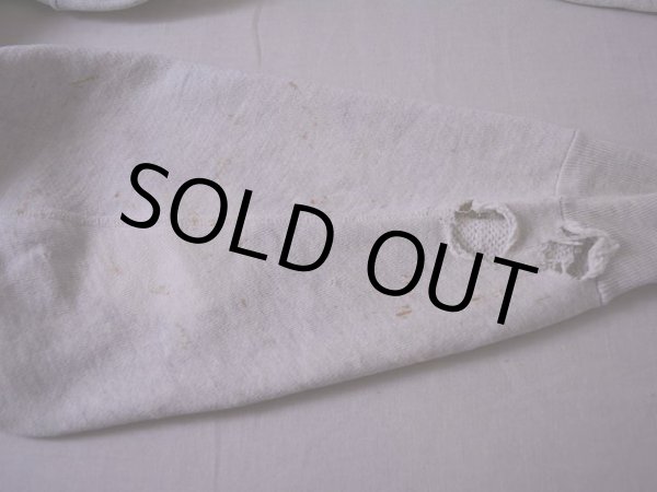 右袖口にダメージと右袖の汚れ・ブリーチ跡。